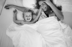 une maman et son enfant sous une couette