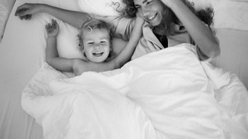 une maman et son enfant sous une couette