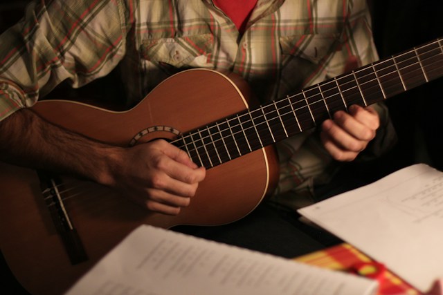 La guitare, une nouvelle façon de partager des moments en famille
