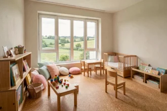 Vue d'ensemble d'une crèche chaleureuse dans les Pays de la Loire avec salle de jeux en bois et mobilier adapté aux enfants