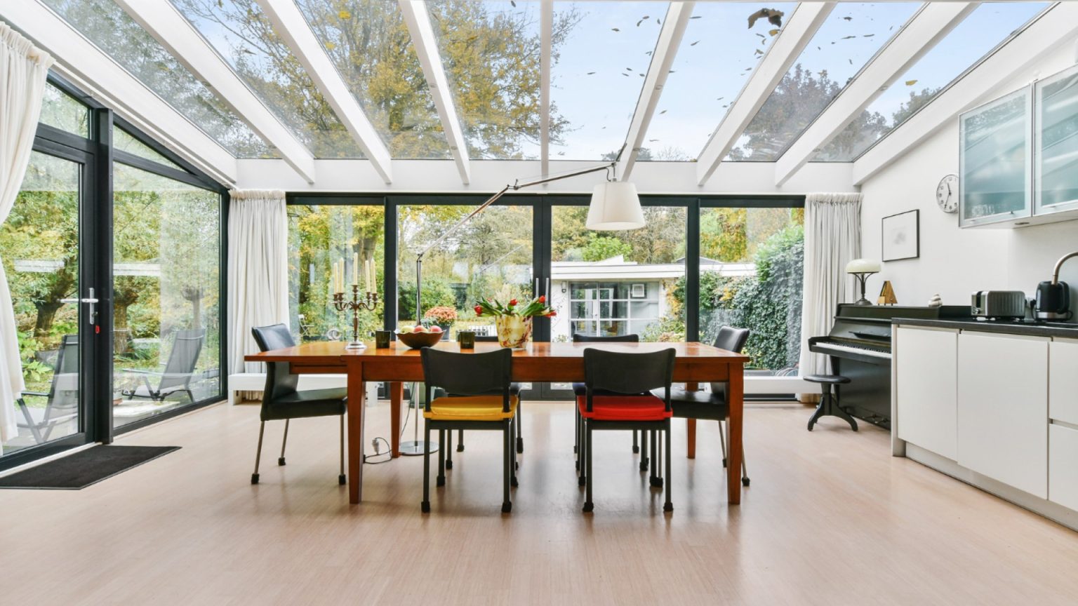 Véranda fermée ou semi-ouverte : quel style choisir pour sublimer votre maison dans le Val-d’Oise ?