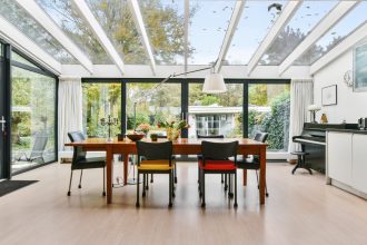 Véranda fermée ou semi-ouverte : quel style choisir pour sublimer votre maison dans le Val-d’Oise ?